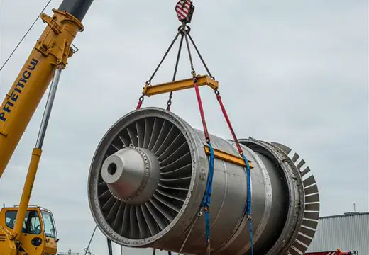 Grúa levantando una turbina para transporte de carga pesada